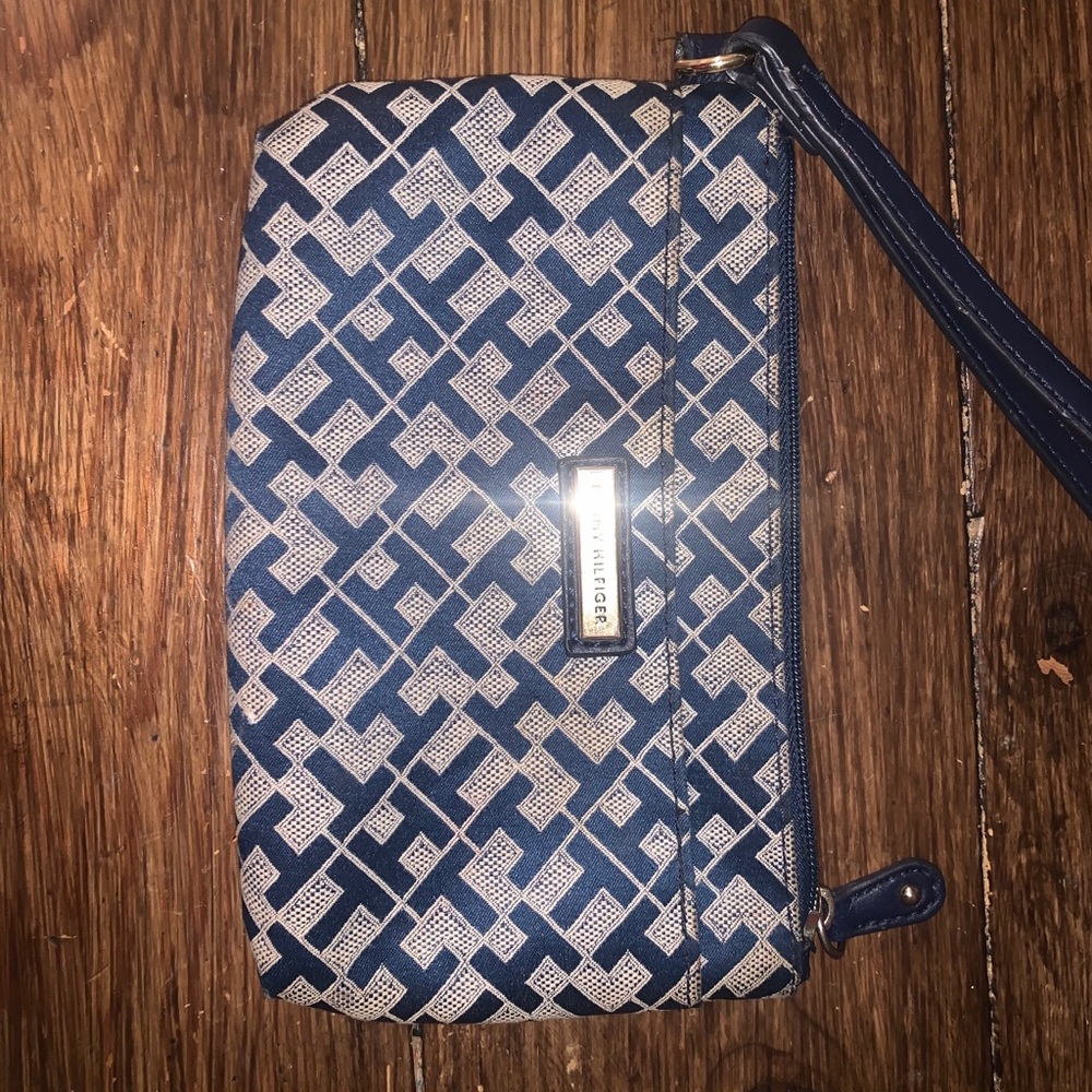 Tommy Hilfiger Wristlet wallet